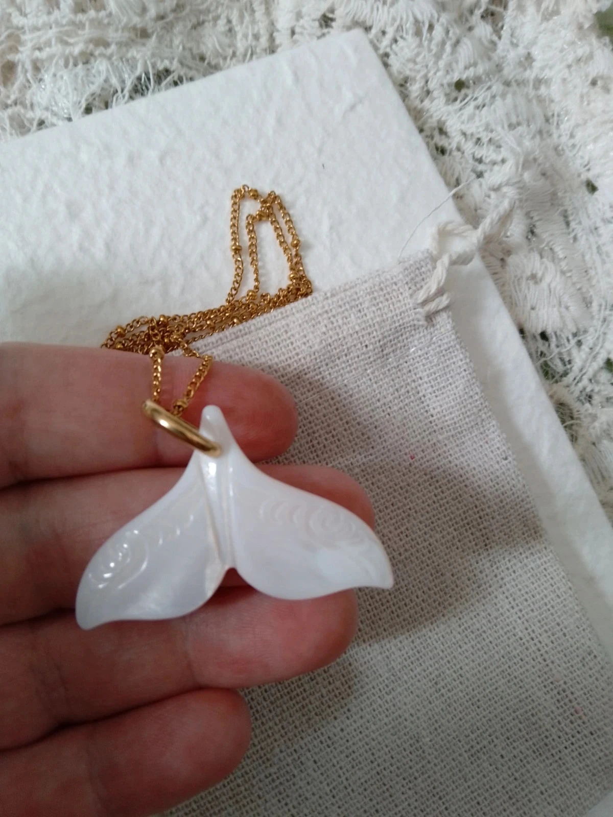 Satelliet ketting met natuurlijke witte acrylwalvisstaart/zeemeermin hanger – photo 3